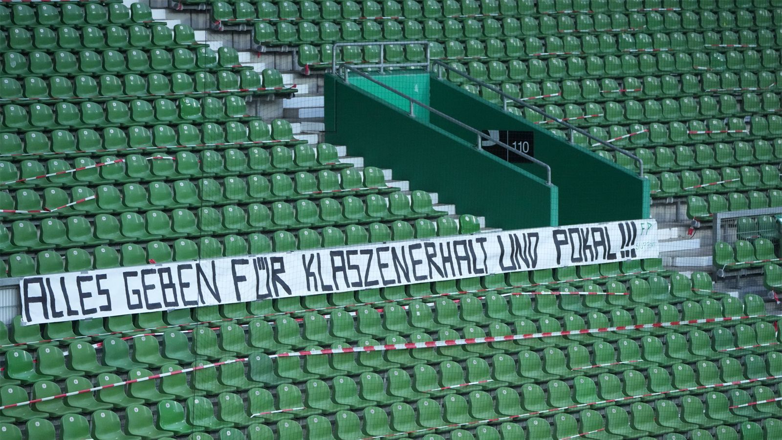 
                <strong>Fans fordern Wille und Leidenschaft</strong><br>
                Nach den teils beschämenden Leistungen in der Bundesliga war die Marschrichtung schon vor dem Spiel klar. Die Werder-Fans forderten "Alles geben", Kohfeldt verlangte von seiner Mannschaft wieder "mit mehr Herz" zu spielen. 
              
