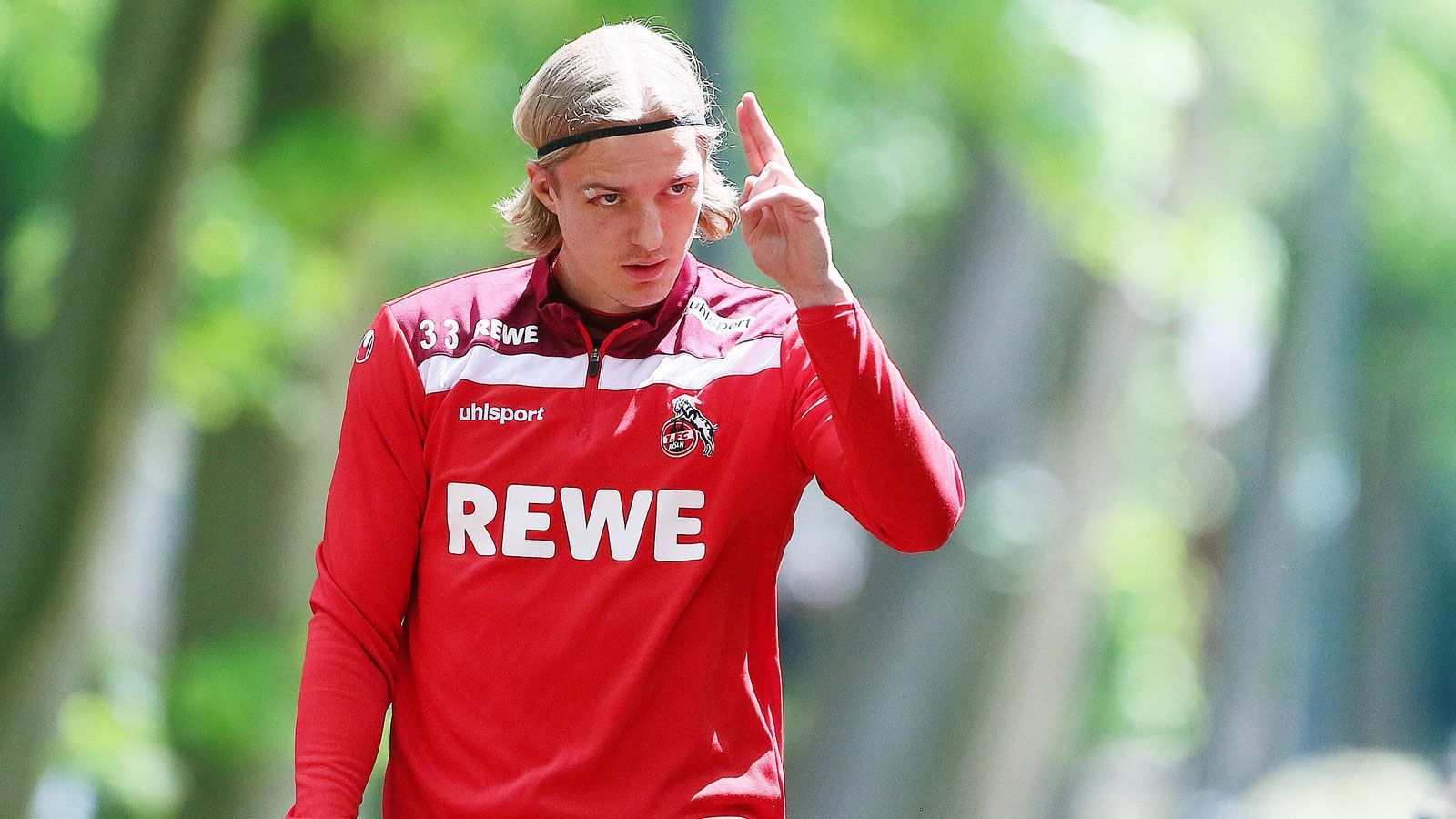 
                <strong>Sebastiaan Bornauw (VfL Wolfsburg)</strong><br>
                Nach zwei Jahren beim 1. FC Köln hat sich Sebastiaan Bornauw zu einem Wechsel innerhalb der Bundesliga entschlossen. Der Belgier unterschrieb einen Vertrag bis 2026 beim VfL Wolfsburg, mit dem der Verteidiger in der Champions League an den Start gehen wird. Die Ablösesumme soll bei kolportierten 13,5 Millionen Euro liegen - davon erhält jedoch offenbar auch sein Ex-Klub RSC Anderlecht einen nicht unbeträchtlichen Teil. Für den FC absolvierte Bornauw 57 Partien und erzielte dabei sieben Tore. In der Saison 2020/2021 traf er nur einmal - am 34. Spieltag zum überlebenswichtigen 1:0 über Schalke 04, dass die Rettung über die Relegation erst ermöglichte.
              