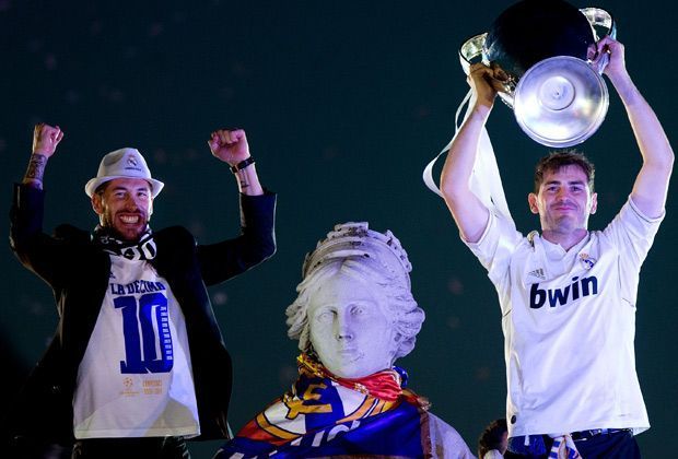 
                <strong>Real: Der Empfang in Madrid</strong><br>
                Diese Nacht werden wohl auch so zwei alte "Haudegen" wie Sergio Ramos (l.) und Iker Casillas (r.) nicht so schnell vergessen.
              