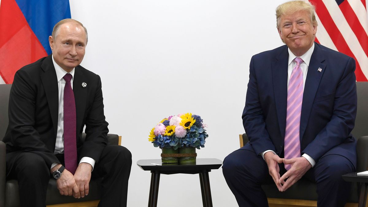 Präsident Donald Trump trifft sich am Rande des G20-Gipfels in Osaka, Japan, am 28. Juni 2019 mit dem russischen Präsidenten Wladimir Putin.