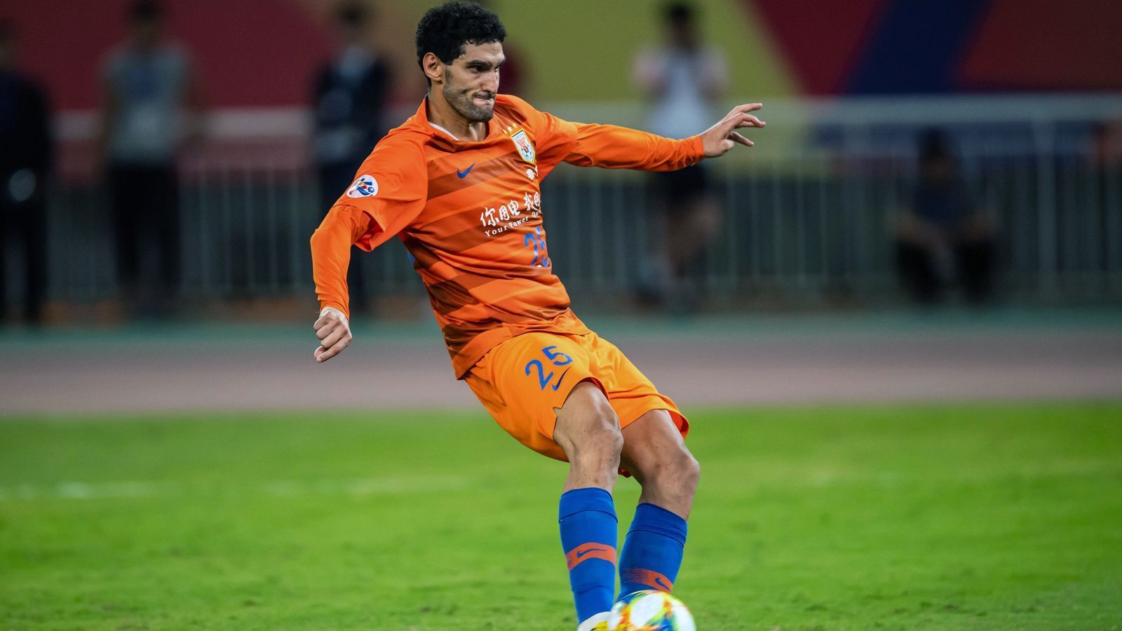 
                <strong>Marouane Fellaini (Shandong Luneng Taishan)</strong><br>
                Seit Februar 2019 verdingt sich der frühere belgische Nationalspieler Marouane Fellaini nach Stationen wie Everton oder Manchester United ebenfalls in China. Bei Shandong Luneng Taishan kam der 1,94-Meter-Hüne bislang zu elf Liga-Einsätzen und drei Toren und hat so einen guten Anteil am bisherigen vierten Tabellenplatz seines Teams. Neben Fellaini spielt bei Shandong Luneng Taishan mit dem früheren italienischen Nationalspieler Graziano Pelle ein weiterer großer Name. Der Stürmer ist mit zwölf Saisontoren ebenfalls Schlüsselspieler bei den Chinesen, die früher unter anderem von Felix Magath trainiert wurden.
              