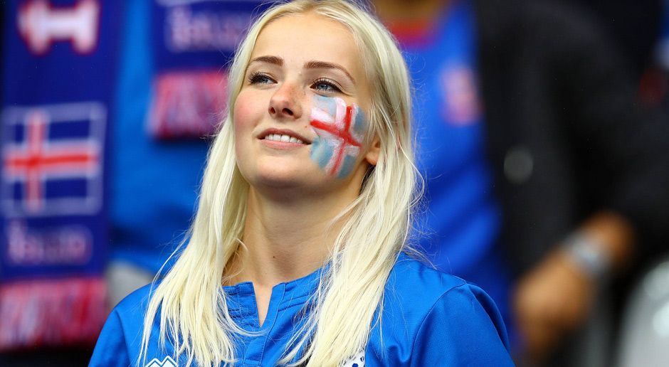 
                <strong>Island Fan</strong><br>
                Schade, Island! Das sympathische Team scheidet im Viertelfinale der EM gegen Frankreich aus. Und damit auch diese hübschen Fans, die wohl bald die Heimreise antreten werden ...
              