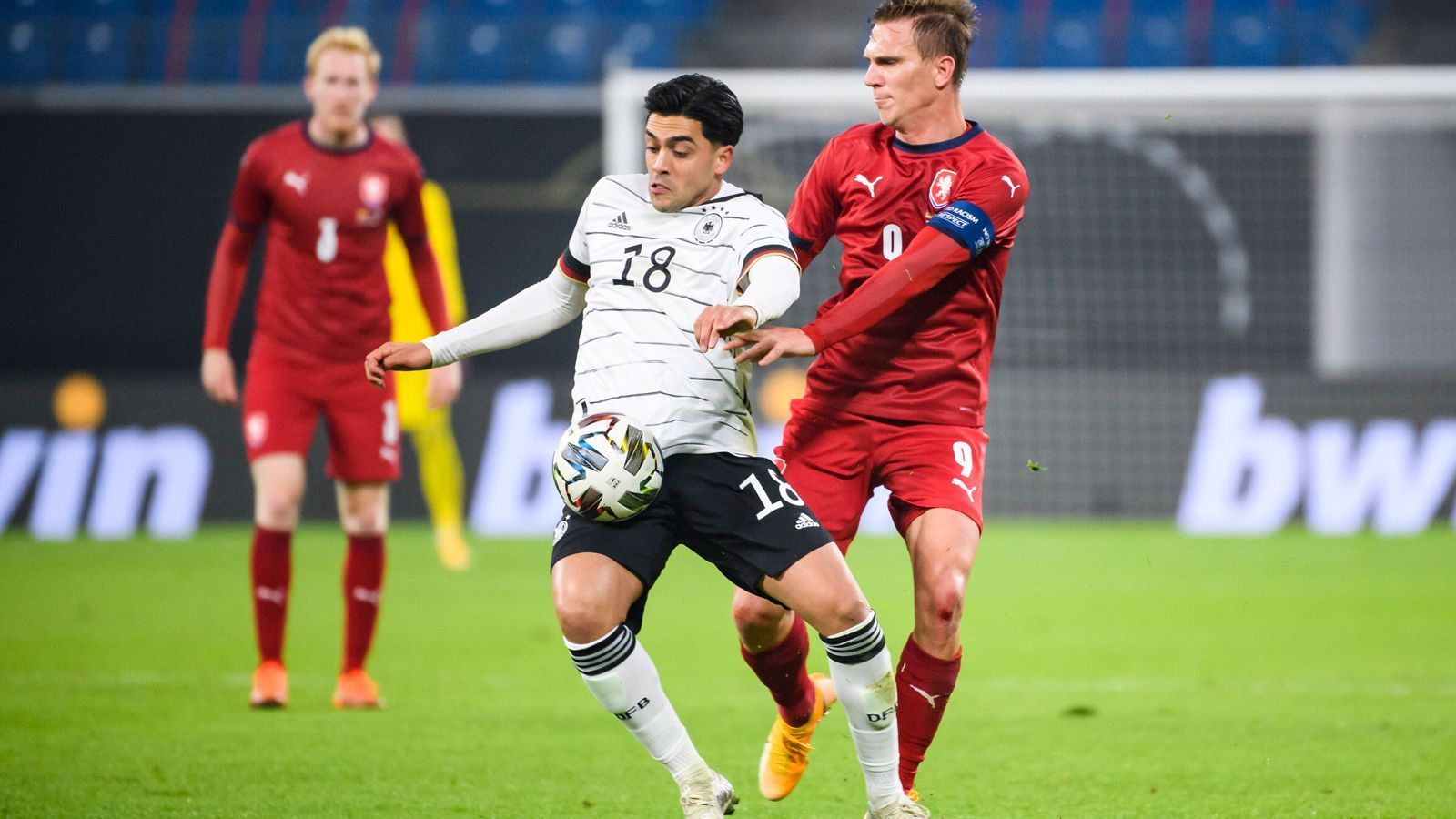 
                <strong>Nadiem Amiri</strong><br>
                Kam nach 20 Minuten ins Spiel, fügte sich gut ein. Hatte kurz vor der Pause eine Doppelchance zum 2:0. Zumindest den ersten Versuch hätte er machen müssen. Wie das ganze Team mit schwächerer, zweiter Halbzeit. ran-Note: 3
              