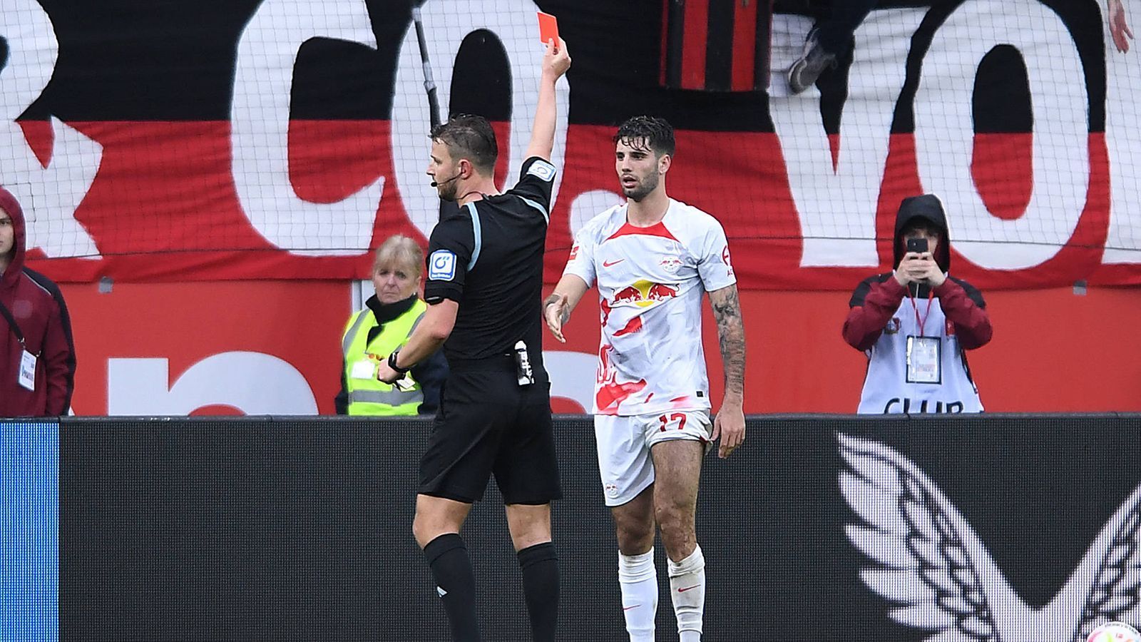 
                <strong>Platz 10 (geteilt): RB Leipzig (79 Punkte)</strong><br>
                &#x2022; Gelbe Karten: 71<br>&#x2022; Gelb-Rote Karten: 1<br>&#x2022; Rote Karten: 1<br>Dominik Szoboszlai sah in der Hinrunde gegen den 1. FC Köln wegen einer laut des DFB-Sportgerichtes "Tätlichkeit in einem leichteren Fall" Rot.
              