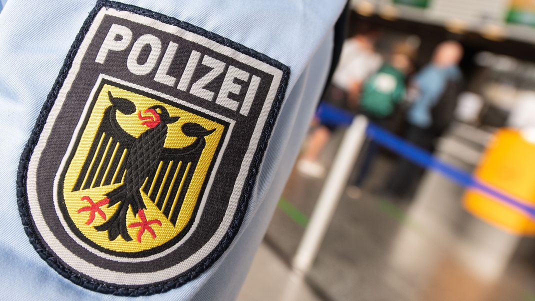 Hessen, Frankfurt/Main: Eine Streife der Bundespolizei geht durch das Terminal eines Flughafens. An Bahnhöfen und Flughäfen ist die Bundespolizei für die Sicherheit zuständig. 