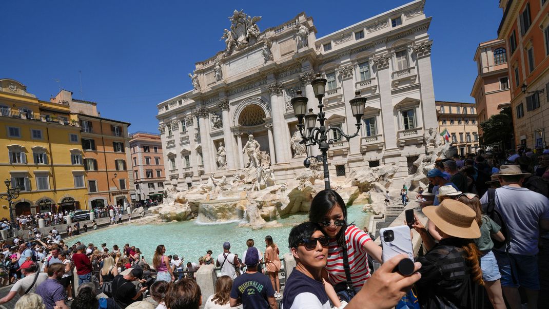 Der Trevi-Brunnen in Rom (Italien) ist eine beliebte Attraktion für Tourist:innen und daher häufig überlaufen. Eine Eintrittsgebühr könnte dies künftig ändern.