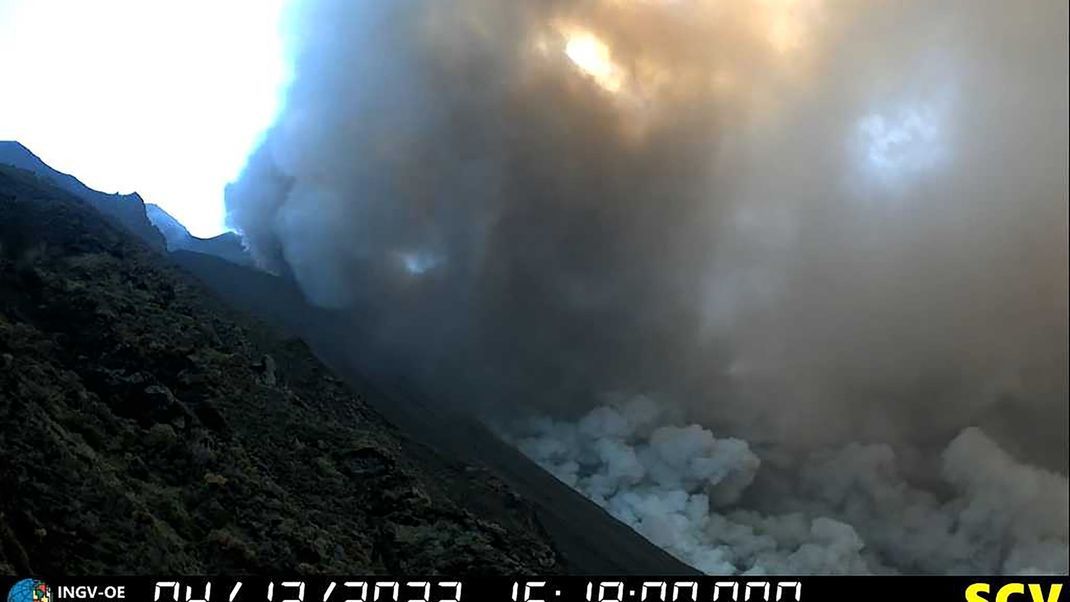 In diesem Videostandbild des Nationalen Instituts für Geologie und Vulkanologie (INGV) steigt Rauch aus dem Vulkan Stromboli auf. 
