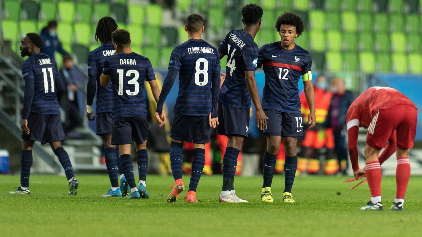 
                <strong>Frankreich mit Problemen</strong><br>
                Die Mannschaft ist hoch talentiert, doch in der Gruppenphase bekleckerte sich Frankreichs Nachwuchs nicht mit Ruhm, buchte das Ticket für das Viertelfinale mit zwei teilweise glücklichen Siegen. Die Franzosen bekommen es mit der Niederlande zu tun, beide Mannschaften treffen am 31. Mai ab 18 Uhr aufeinander.
              