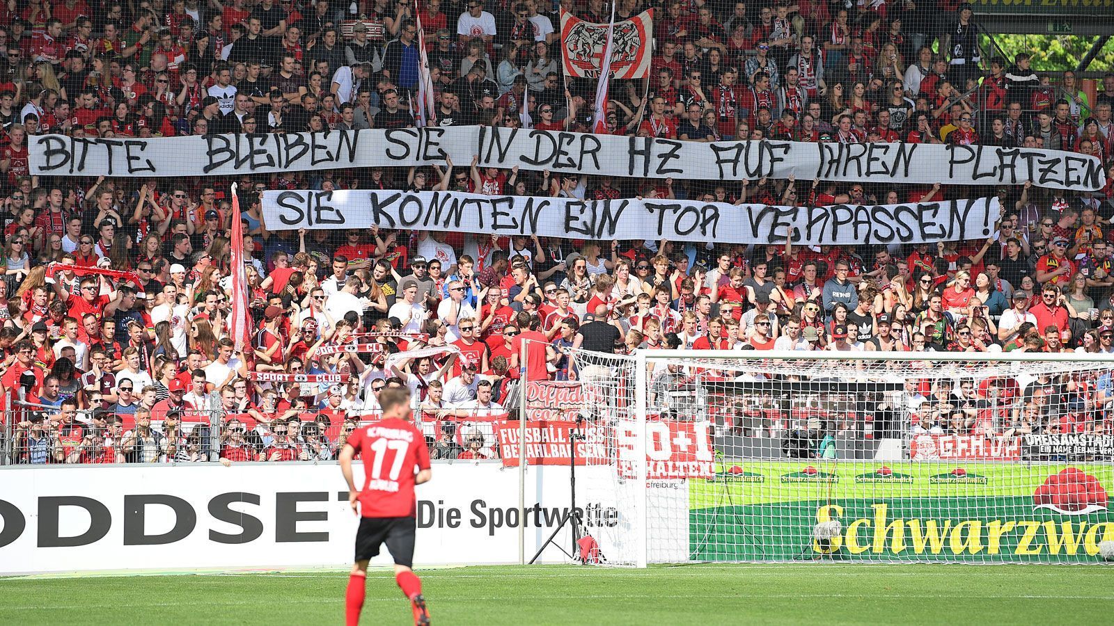 
                <strong>PLATZ 7: Fans des SC Freiburg</strong><br>
                "Bitte bleiben Sie in der Halbzeit auf Ihren Plätzen. Sie könnten ein Tor verpassen!" (Spruchband der Fans des SC Freiburg in Bezug auf den nachträglich via Videobeweis verhängten Halbzeit-Elfmeter beim Spiel in Mainz)
              