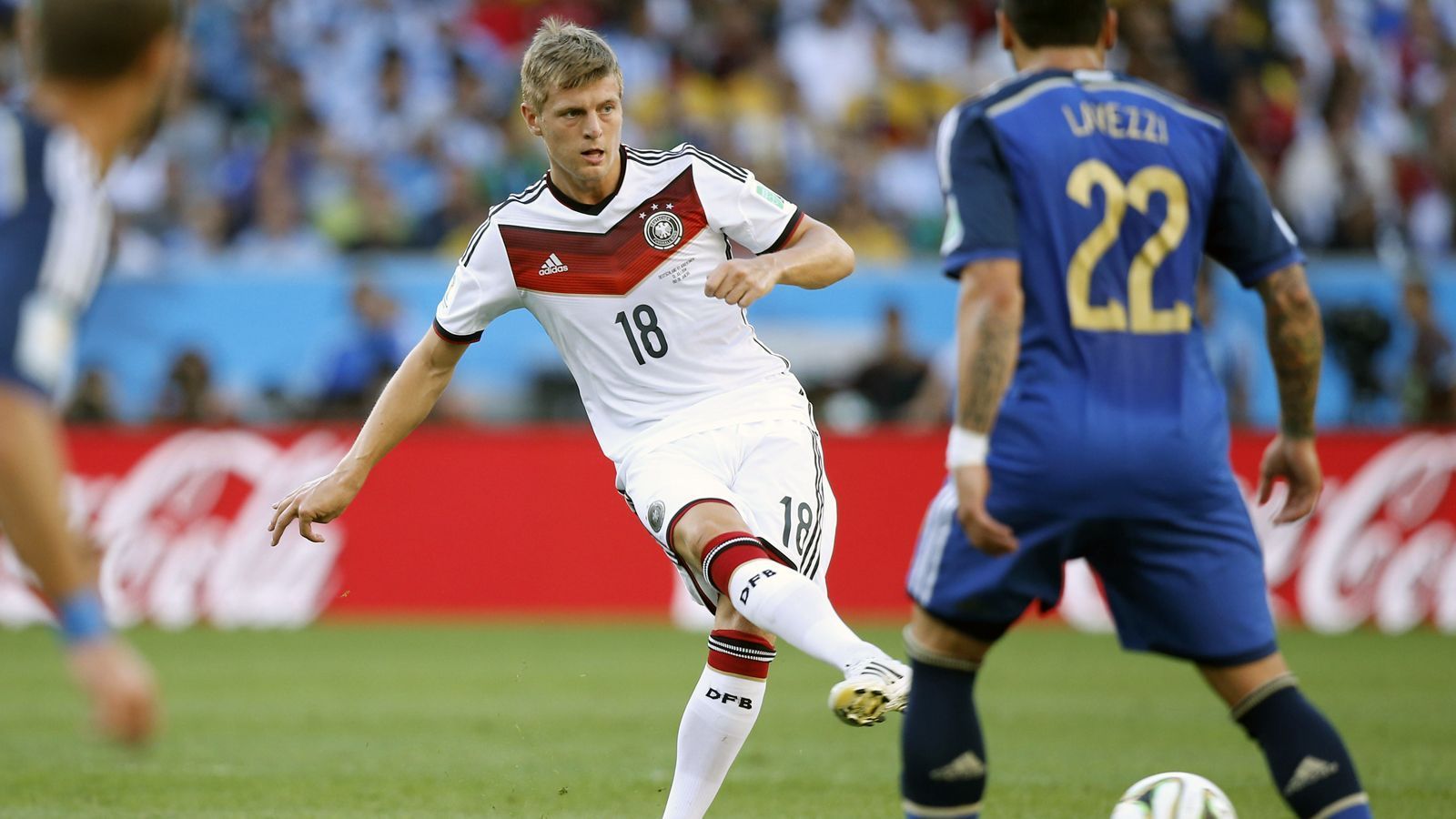 
                <strong>Erstes Endspiel in der Nationalmannschaft</strong><br>
                Nach dem historischen 7:1-Halbfinal-Triumph gegen Brasilien wartete im Endspiel der WM 2014 erneut Argentinien - also ausgerechnet jener Gegner, gegen den Kroos gut vier Jahre zuvor seine Länderspiel-Karriere begann. Und im 51. Kroos-Länderspiel für Deutschland feierte dieser den größten Erfolg seiner DFB-Karriere. Durch einen 1:0-Sieg in der Verlängerung konnte sich Deutschland in Rio de Janeiro den vierten Weltmeister-Titel sichern. 
              
