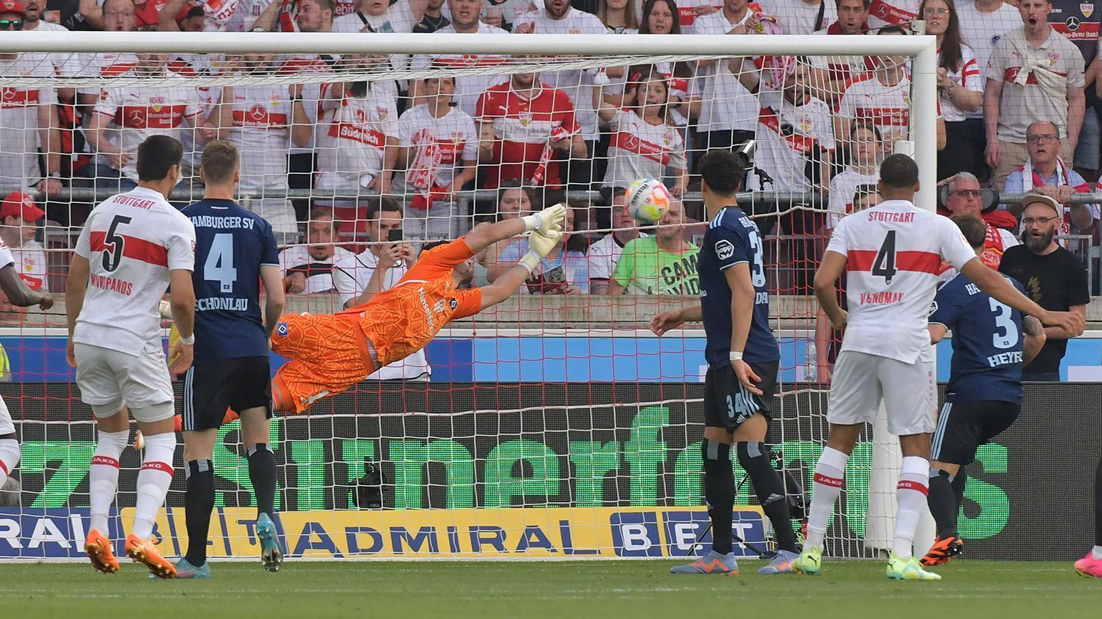 
                <strong>Daniel Heuer Fernandes (Hamburger SV)</strong><br>
                In Hälfte eins der beste Hamburger. Antizipiert beim Elfmeter von Guirassy hervorragend und ahnt die Ecke, hält auch sonst das 0:1 mit hervorragenden Paraden fest. Danach brechen aber vor ihm alle Dämme. Bei den Gegentoren machtlos. ran-Note: 3
              