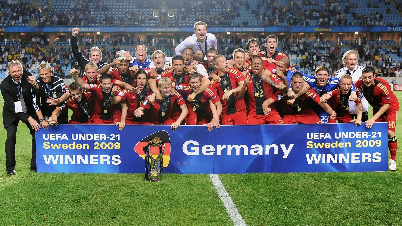 
                <strong>U21-Europameister 2009</strong><br>
                Manuel Neuer, Jerome Boateng, Mats Hummels, Benedikt Höwedes, Sami Khedira und Mesut Özil. Diese sechs Weltmeister von 2014 waren auch fünf Jahre zuvor bei der U21 dabei, die in Schweden den EM-Titel einfuhr. Die Mannschaft von Horst Hrubesch kam ungeschlagen durch die Endrunde, jedoch hinter England nur als Gruppen-Zweiter in die K.o.-Phase. Nach zwei Unentschieden und einem Sieg in der Vorrunde, wartete im Halbfinale Italien. Rechtsverteidiger Andreas Beck (heute VfB Stuttgart) sorgte in der 48. Minute für den entscheidenden Treffer zum Final-Einzug der DFB-Talente. Das Endspiel in Malmö wurde dann gegen England zu einer Machtdemonstration. Deutschland gewann locker mit 4:0. Neben Gonzalo Castro und Mesut Özil traf noch der heutige Bayern-Stürmer Sandro Wagner doppelt (79., 84.).
              