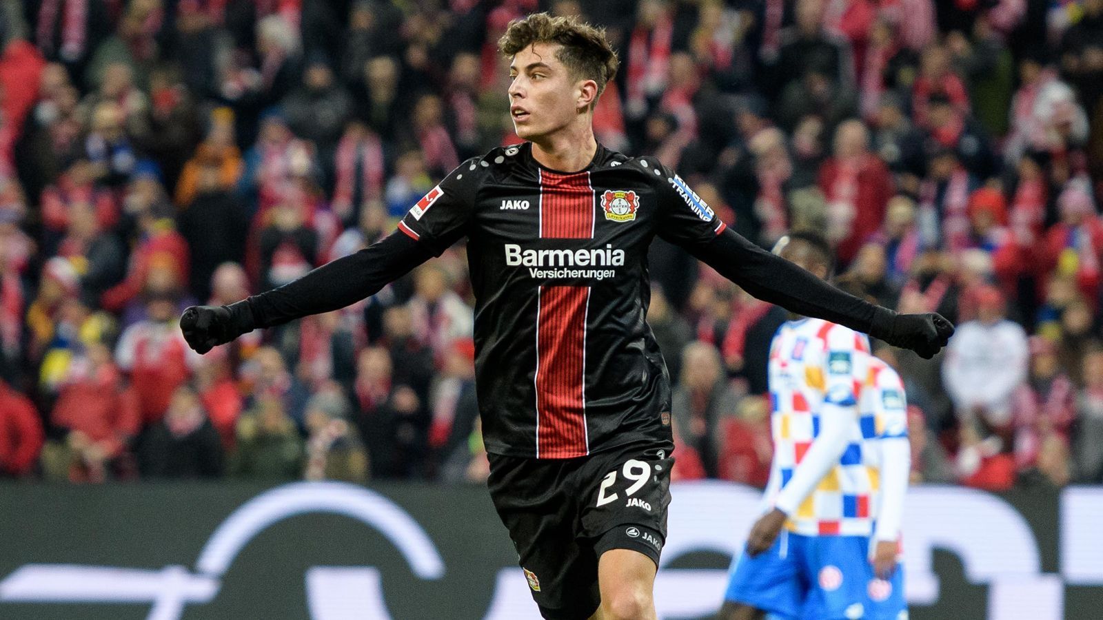 
                <strong>Kai Havertz (Bayer Leverkusen)</strong><br>
                Dem Bericht von "Sport Bild" zufolge würde wohl mindestens eine Ablösesumme von 65 Millionen Euro fällig um Rudi Völler an den Verhandlungstisch zu holen. Beschäftigen werden sich die Bayern mit einem Transfer für das Top-Talent bestimmt. Es ist nur unklar, ob Leverkusen wirklich bereit ist, Havertz schon in diesem Sommer ziehen zu lassen.
              