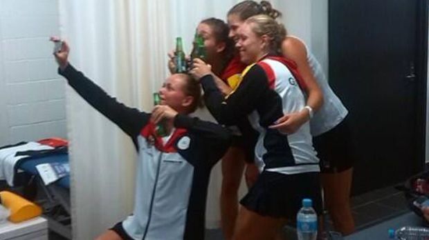 
                <strong>It's selfie-time</strong><br>
                Petkovic & Co. schreiben Tennisgeschichte und das muss festgehalten werden. Der Traum vom Fed-Cup-Titel ist zum Greifen nah.
              