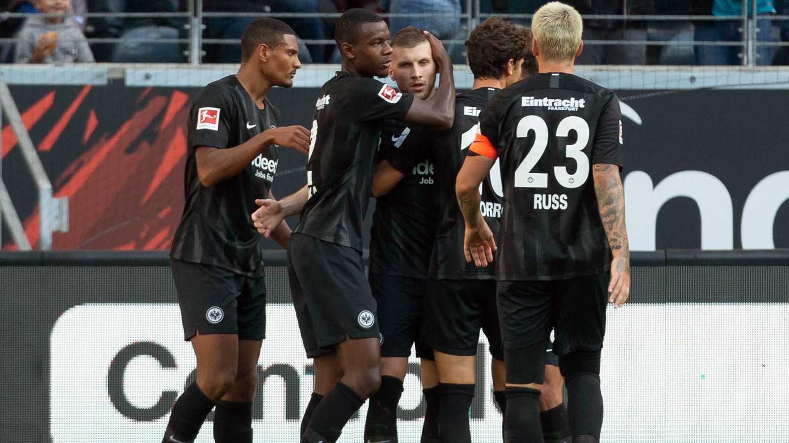 
                <strong>Platz 10 - Eintracht Frankfurt</strong><br>
                Durchschnittliches Gehalt: 1,028 Millionen Euro
              