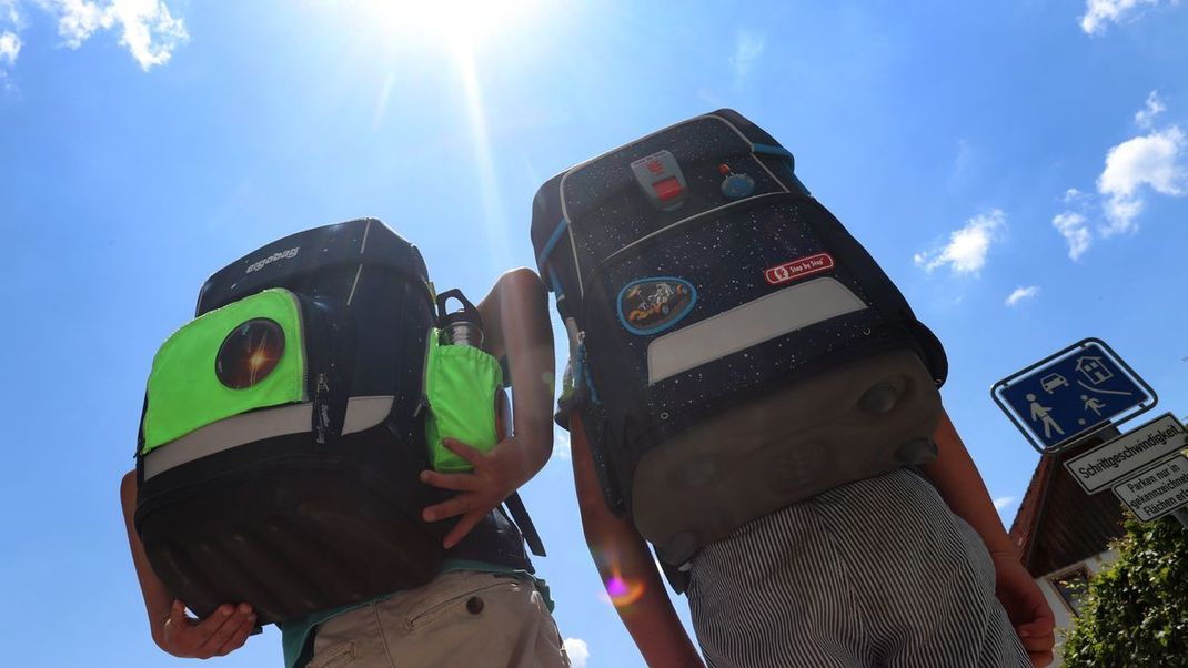 Fast 40 Grad und die Schule hat keine Klimaanlage: Wenn sich Schüler aufgrund von Hitzefrei vorzeitig auf den Heimweg machen, müssen berufstätige Eltern eine Lösung finden. (Symbolbild)