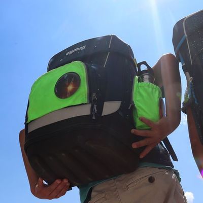 Fast 40 Grad und die Schule hat keine Klimaanlage - wenn sich Schüler aufgrund von Hitzefrei vorzeitig auf den Heimweg machen, müssen berufstätige Eltern eine Lösung finden. 