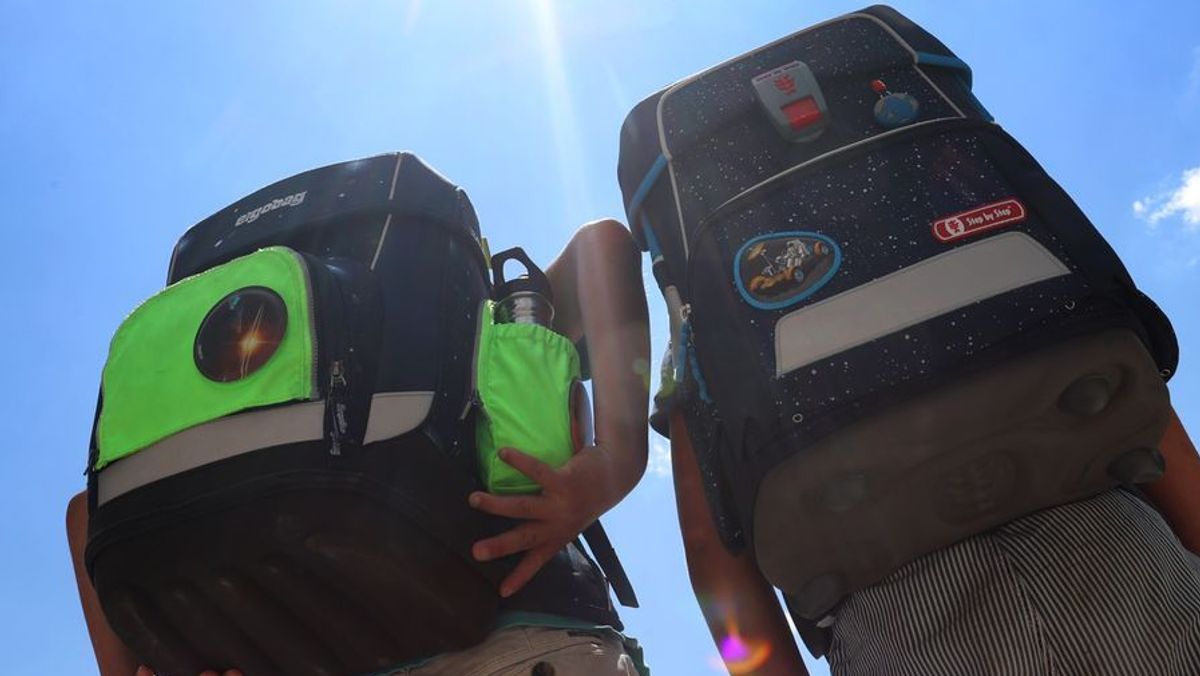 Fast 40 Grad und die Schule hat keine Klimaanlage - wenn sich Schüler aufgrund von Hitzefrei vorzeitig auf den Heimweg machen, müssen berufstätige Eltern eine Lösung finden. 