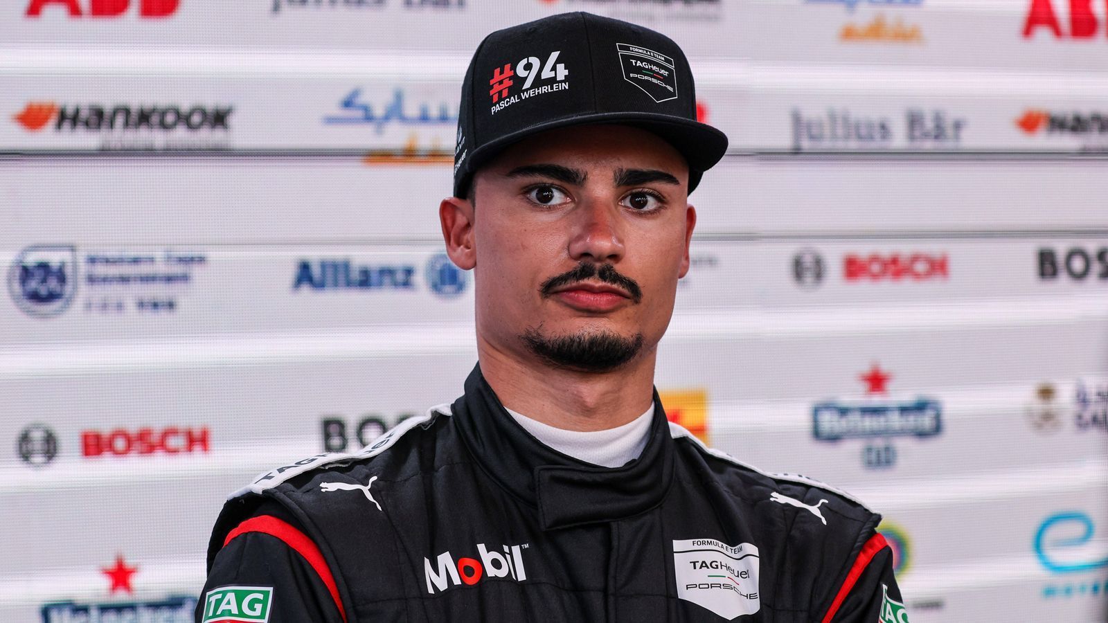 
                <strong>Platz 6: Pascal Wehrlein (Porsche)</strong><br>
                3. Platz in der Fahrerwertung - 138 PunkteDer Deutsche im Loch. Das Qualifying hat der Porsche-Pilot verhauen. Platz 18. Dafür ein starkes Rennen, in dem er trotz eines frühen Schadens am Frontflügel auf Platz acht fuhr. Aber das reicht insgesamt nicht. Wehrlein verliert nicht nur die Führung in der Fahrerwertung, er fällt sogar auf den dritten Platz zurück. Mit 138 Punkten liegt liegt der 28-Jährige nun hinter Nick Cassidy (153) und Jake Dennis (154). Den Titel würde Wehrleins ehemaliger Formel-1-Teamkollege Nico Rosberg ihm trotzdem gönnen.
              