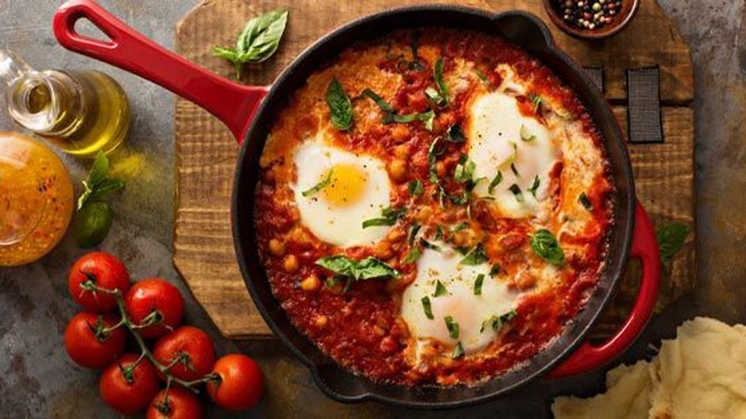 Eine beliebte Speise aus der orientalischen Küche: Shakshuka. Diese Variante mit Kichererbsen solltest du unbedingt probieren.