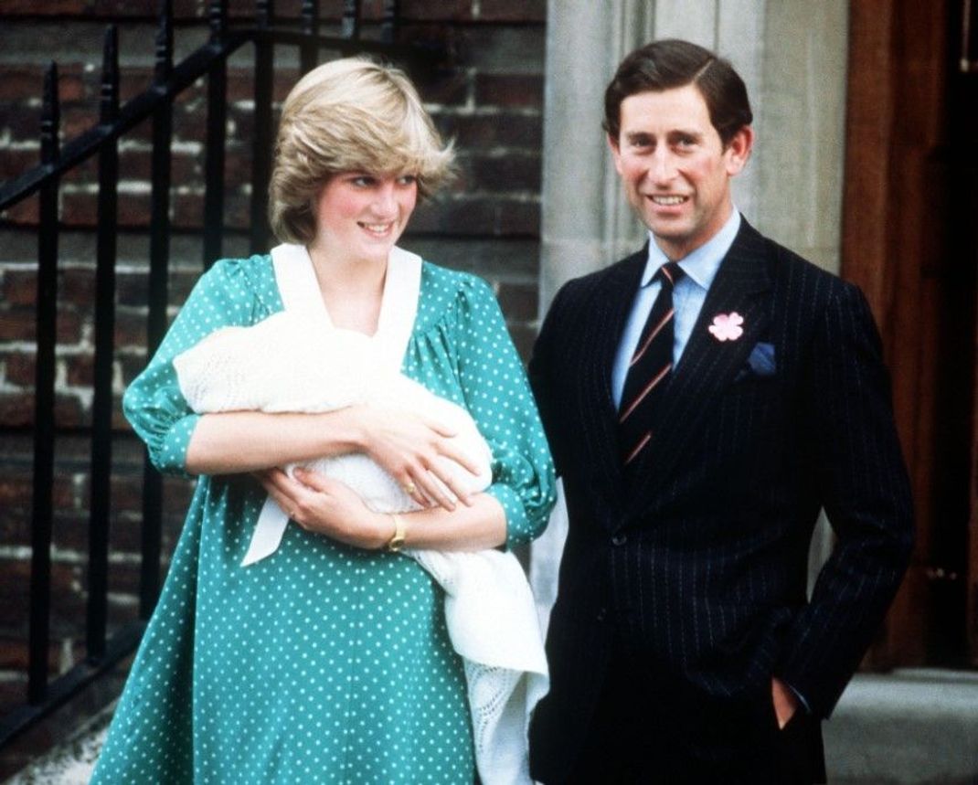 Stolze Mutter: Nach der Geburt von Prinz William verlässt Diana die Klinik.