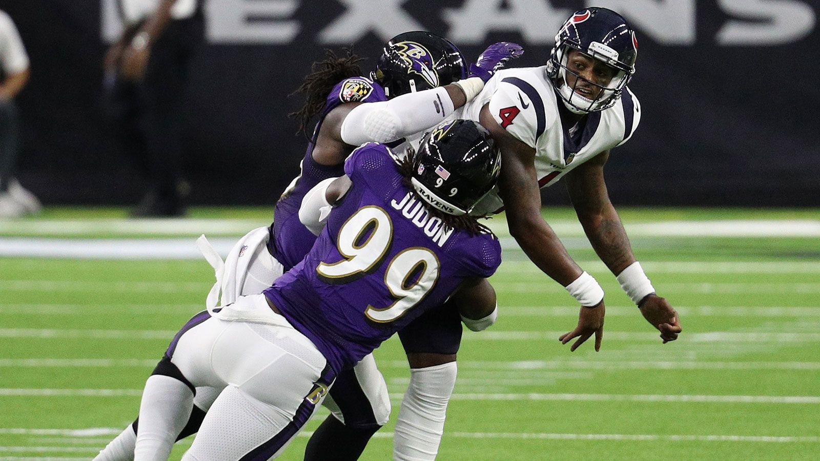 
                <strong>Defense: Baltimore Ravens (17 Punkte)</strong><br>
                Eine Interception, vier Sacks und eine Fumble Recovery mit anschließendem Touchdown - die Defense der Baltimore Ravens erwischte gegen die Houston Texans einen Sahnetag. 17 Punkte standen am Ende des Spieltags auf dem Konto der Ravens, ihre 15,5 Punkten im Schnitt sind bisher auch der alleinige Bestwert im Fantasy Manager.
              