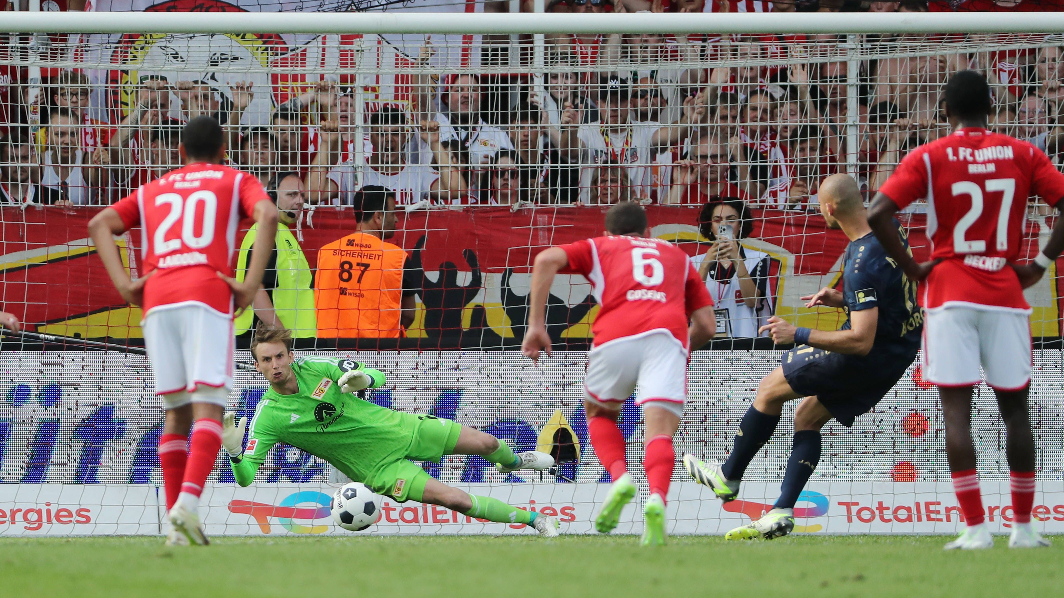 <strong>1. Spieltag: Negativ-Rekord! Ajorque mit zwei Elfmeter-Fehlschüssen</strong><br>Bei der 1:4-Pleite des 1. FSV Mainz 05 bei Union Berlin wurde Stürmer Ludovic Ajorque mit zwei Elfmeter-Fehlschüssen zur tragischen Figur. Damit steht der 29-Jährige nun in den Bundesliga-Geschichtsbüchern als erster Spieler, der in einer Partie zwei Mal vom Punkt vergab.