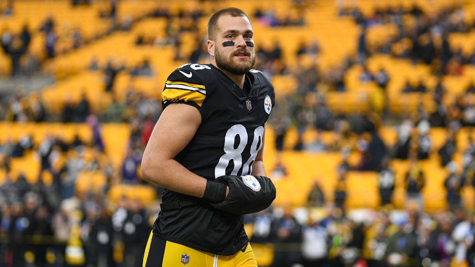 
                <strong>11. Platz: Pittsburgh Steelers</strong><br>
                &#x2022; Starter: Pat Freiermuth<br>&#x2022; Backups: Zach Gentry, Darnell Washington, Connor Heyward<br>"Muuuuuuuuth" hallt es durch das Stadion der Steelers, wenn Pat Freiermuth mal wieder ein neues First Down sichert. Der Publikumsliebling konnte in der vergangenen Spielzeit an eine vielversprechende Rookie-Saison anknüpfen und fing 63 Pässe für einen Raumgewinn von 732 Yards. Neben ihm dürfte Rookie Darnell Washington durch seine physischen Anlagen Defensiven vor Probleme stellen. Zach Gentry und Connor Heyward sammelten letzte Saison ebenfalls Spielzeit und konnten immer mal wieder ein paar gute Akzente setzen. 
              