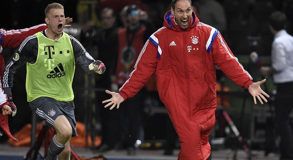 
                <strong>Lukas Raeder</strong><br>
                Im Vergleich zu vielen anderen gescheiterten Bayern-Keepern durfte Lukas Raeder (l.) immerhin zwei Mal in der Bundesliga spielen und im DFB-Pokal mitjubeln. Beim Ligaspiel in Braunschweig gelang ihm 2013/14 mit einem Abschlag sogar ein Assist. Im Gedächtnis bleibt Raeder vielen Bayern-Fans jedoch mit einem dicken Patzer im Relegations-Rückspiel um die Rückkehr in die dritte Liga gegen Fortuna Köln. In der dritten Minute der Nachspielzeit ließ Raeder einen haltbaren Ball passieren, die zweite Mannschaft der Bayern verpasste dadurch den Aufstieg. 
              