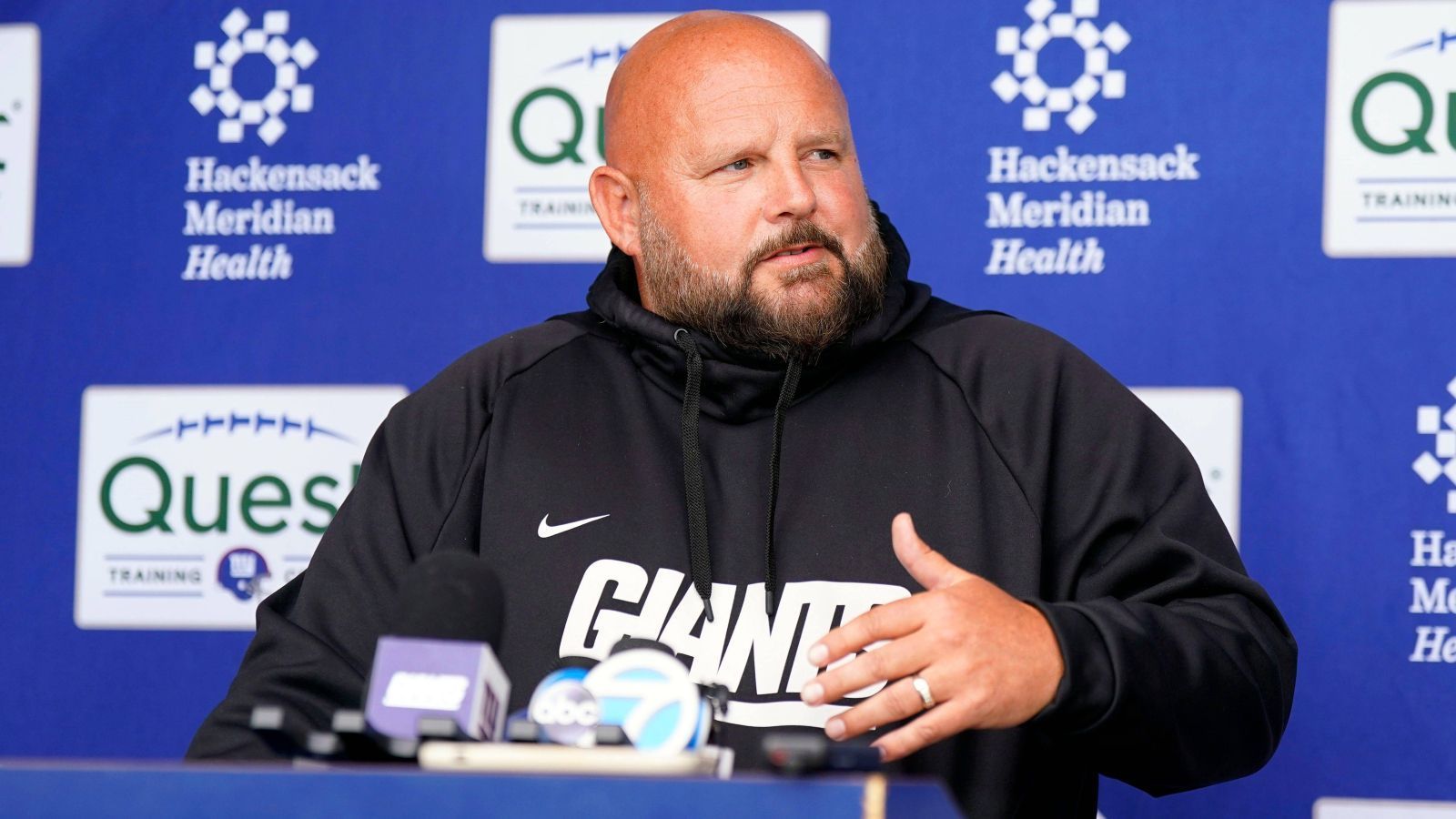 
                <strong>Platz 12: Brian Daboll (New York Giants)</strong><br>
                Als Offensive Coordinator der Buffalo Bills stand Brian Daboll im Ruf, den dortigen Quarterback Josh Allen zum Superstar und Buffalo mit zum Super-Bowl-Kandidaten geformt zu haben. Ähnliche Hoffnungen dürften die New York Giants bei der Verpflichtung des 48-Jährigen als neuen Head Coach gehegt haben. Nach einem Jahr kann Daboll durchaus ein gutes Zeugnis ausgestellt werden. Zwei katastrophale Spielzeiten unter Joe Judge schienen unter dessen Nachfolger wie weggefegt. Das Team gewann sogar das erste Playoff-Spiel seit dem Super Bowl 2011 und Spielmacher Daniel Jones blühte in der neuen Offensive regelrecht auf. Im zweiten Jahr wird es für Daboll - amtierender Coach des Jahres - darum gehen, auf den bisherigen Erfolgen aufzubauen.
              