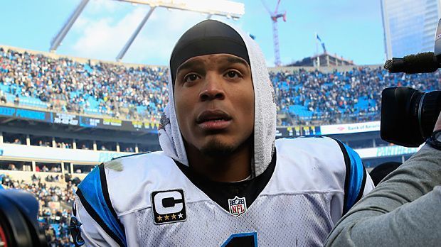 
                <strong>Cam Newton</strong><br>
                In der Offense haben die Panthers allerdings – Greg Olsen in allen Ehren – nur Cam Newton. Doch der Quarterback ist in Spitzenform. Gegen die Defense der Seahawks konnte Newton nicht wie gewohnt laufen, weil das Laufspiel sehr gut verteidigt wurde. Gegen die Cardinals muss Newton wieder ins Laufen kommen, denn mit ihm steht und fällt das Spiel der Panthers. Wenn es Newton gelingt, 80+ Rushing und 225+ Passing Yards zu kombinieren, gewinnen am Ende die Panthers. 
              