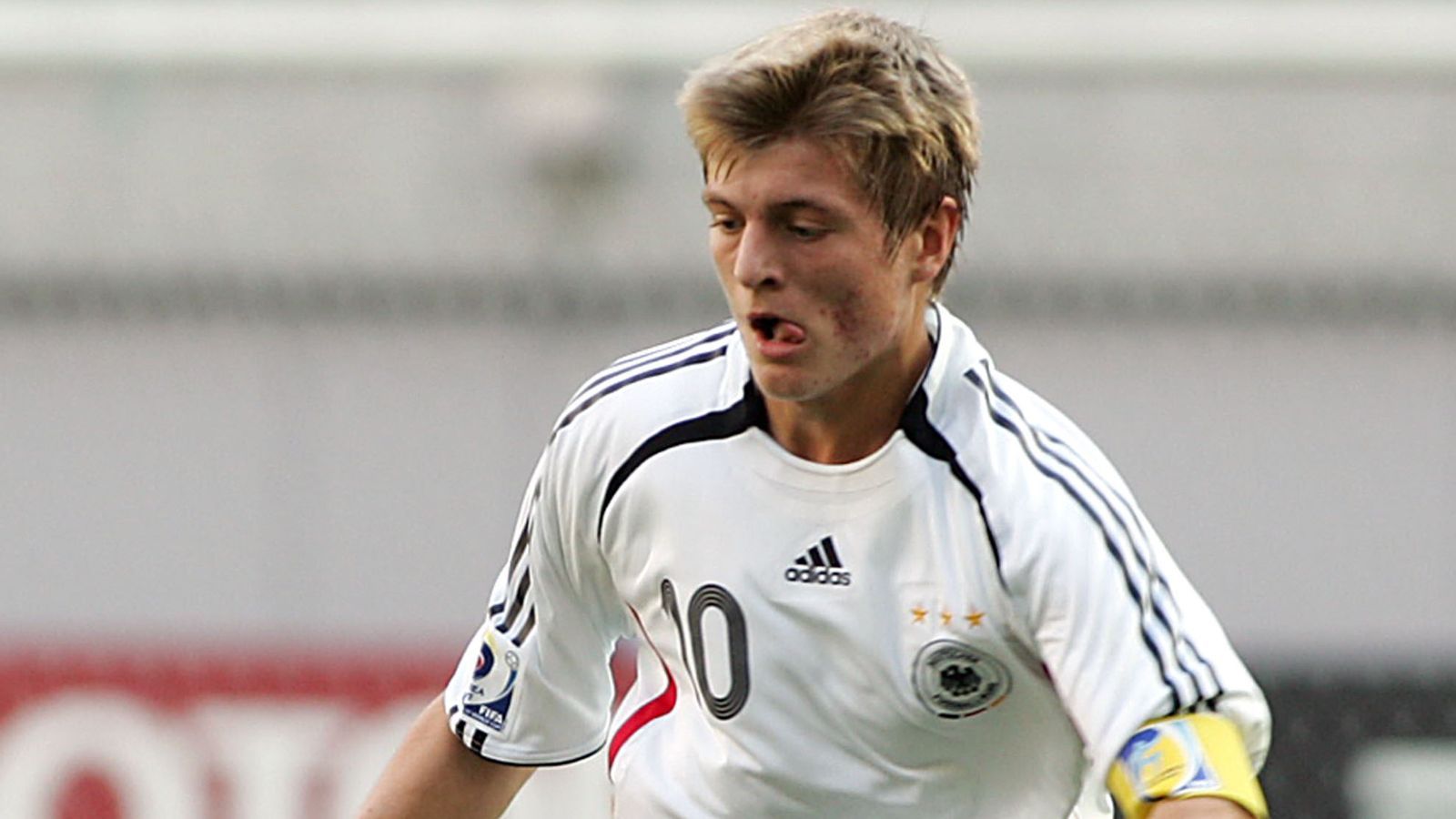 
                <strong>Toni Kroos</strong><br>
                U17-Debüt: 14.09.2005 U17-Spiele/-Tore: 36/18A-Nationalmannschaft-Debüt: 03.03.2010 A-Nationalmannschaft-Spiele/-Tore: 91/14
              
