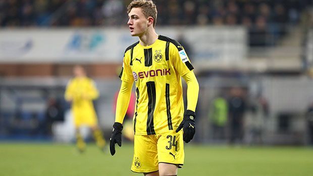 
                <strong>Linkes Mittelfeld: Jacob Bruun Larsen (Borussia Dortmund)</strong><br>
                Bereits Anfang des Jahres 2015 schloss sich der Däne Jacob Bruun Larsen den Dortmundern an, spielte in der U17 und in der U19, bevor er im Sommer einen Profivertrag unterschrieb. In der A-Junioren-Bundesliga schoss Jacob Bruun Larsen vergangene Saison 20 Tore und steuerte 13 Vorlagen bei, bevor er sich den Mittelfuß brach. Nun hofft er auf Einsatzzeit im Profiteam.
              