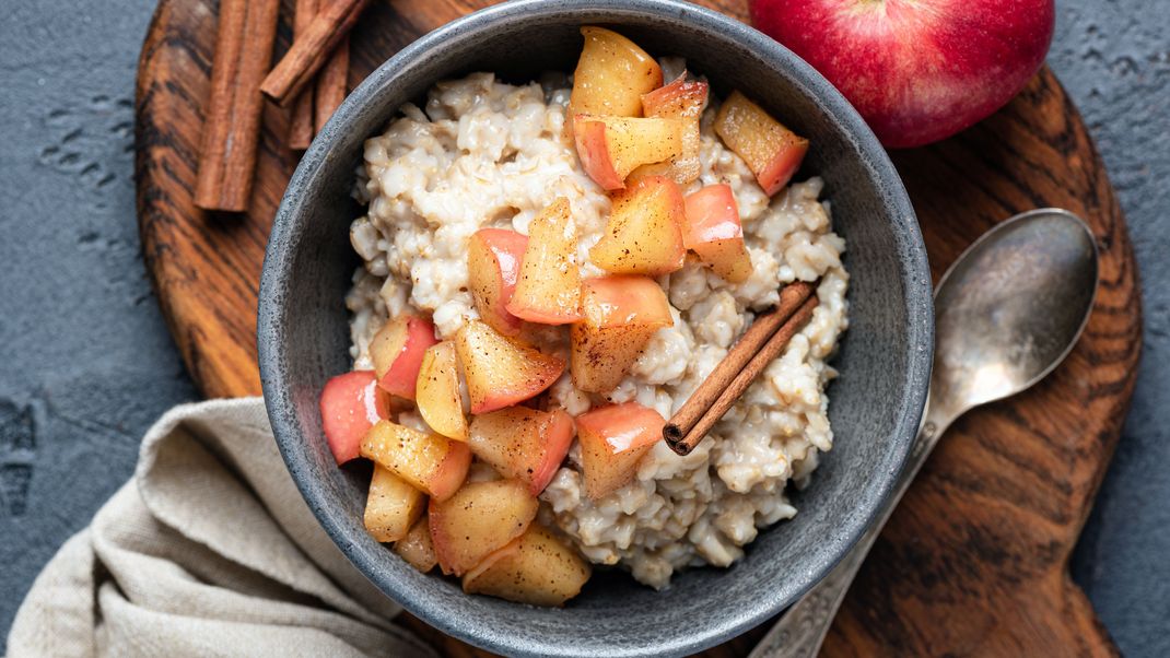 Porridge oder Müsli mit Apfel kennst du sicher schon - doch noch viel mehr gesunde Gerichte gibt es mit dem Allrounder.