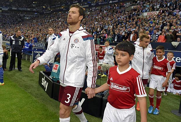 
                <strong>Xabi Alonso gegen Schalke: Das Debüt für Bayern</strong><br>
                Fokussiert betritt Alonso kurz vor Spielbeginn zusammen mit der Mannschaft und den Einlaufkindern den Platz. Während Mehdi Benatia, Bayerns teuerster Neuzugang dieser Transferperiode, nicht im Kader steht, darf der 32-Jährige direkt ran.
              