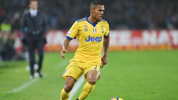 
                <strong>Douglas Costa (Juventus Turin)</strong><br>
                Für den früheren Münchner Douglas Costa dürfte die WM auch in weite Ferne gerückt sein. Der Flügelflitzer von Juventus Turin war schon in der WM-Qualifikation nur eine Randerscheinung, kam lediglich als Joker zu Kurzeinsätzen. Nun fehlte der 27-Jährige nicht ganz unerwartet auf der Liste der Unverzichtbaren. Bei den Alternativen zu Costa auf den offensiven Außenbahnen wäre eine Nicht-Nominierung durchaus nachvollziehbar, immerhin hat Tite dort Superstars wie Neymar, Philippe Coutinho oder Willian zur Verfügung - allen drei stellte der 56-Jährige auch ein vorzeitiges Ticket für Russland aus.
              