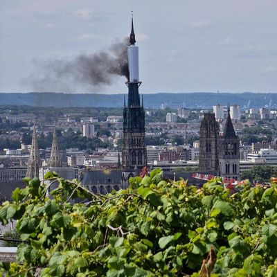 Feuer im Turm der Kathedrale von Rouen