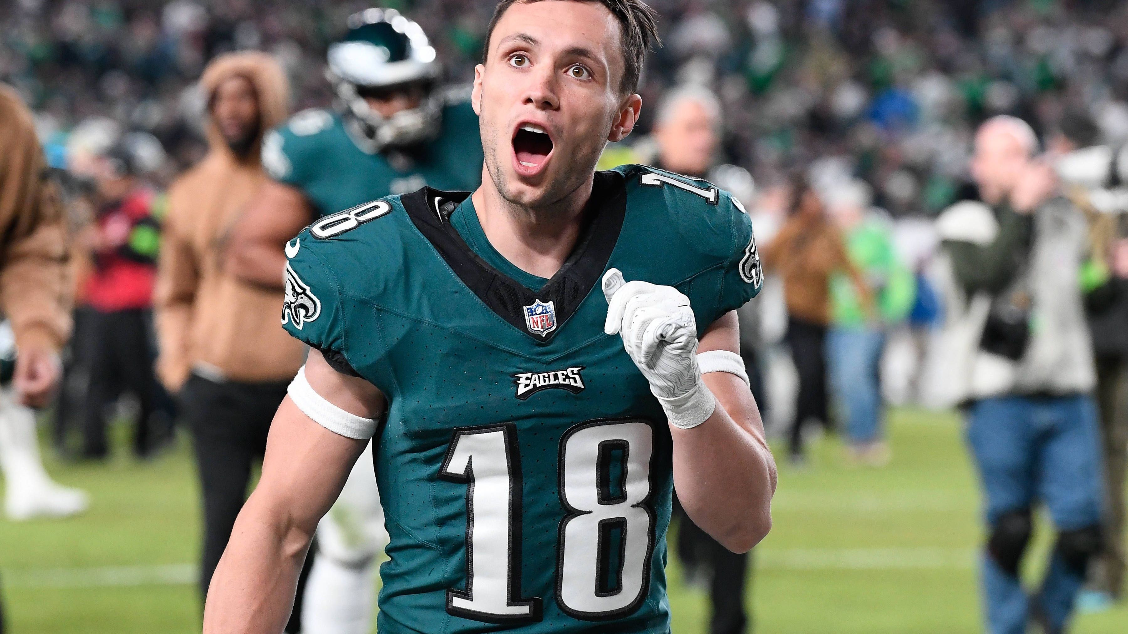 <strong>Punt Returner: Britain Covey (Philadelphia Eagles)</strong><br>Britain Covey ist auch einer der unbesungenen Helden der NFL. Im Draft nicht ausgewählt und von den Eagles zunächst gecuttet, hat der Wide Receiver seine Rolle in den Special Teams gefunden. 417 Yards erlief er mit Punt Returns in der vergangenen Saison, mehr als alle anderen. "Wir wissen, dass wir mit ihm eine Waffe haben", lobte Head Coach Nick Sirianni: "Ich kann nicht glauben, dass wir ihn mal gecuttet haben."