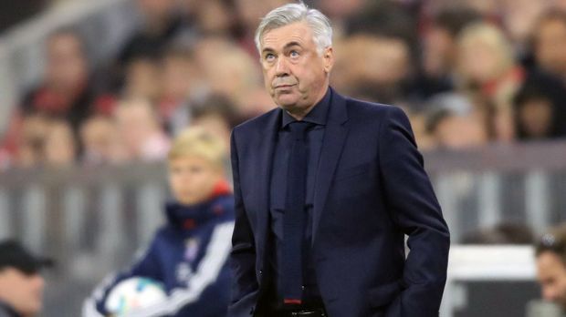 
                <strong>Carlo Ancelotti (FC Bayern München)</strong><br>
                Eine 0:3-Niederlage bei seinem Ex-Klub Paris St. Germain besiegelte das vorzeitige Ende von Carlo Ancelotti beim FC Bayern. Nach nicht einmal der Hälfte der ursprünglich für drei Jahre vertraglich vereinbarten Zusammenarbeit musste der Italiener seinen Platz beim Rekordmeister räumen. Neben der angeblich fehlenden spielerischen Entwicklung, soll Ancelotti wohl auch am Thema Menschenführung gescheitert sein. Der 58-Jährige hat demnach in jüngerer Vergangenheit offenbar viele Bayern-Stars gegen sich aufgebracht, etwa Franck Ribery, der in Paris nur Reservist war. Ancelotti verlässt München aber zumindest mit einem Meistertitel im Gepäck. Vorerst übernimmt sein bisheriger Co-Trainer, Willy Sagnol, als Interimstrainer.
              