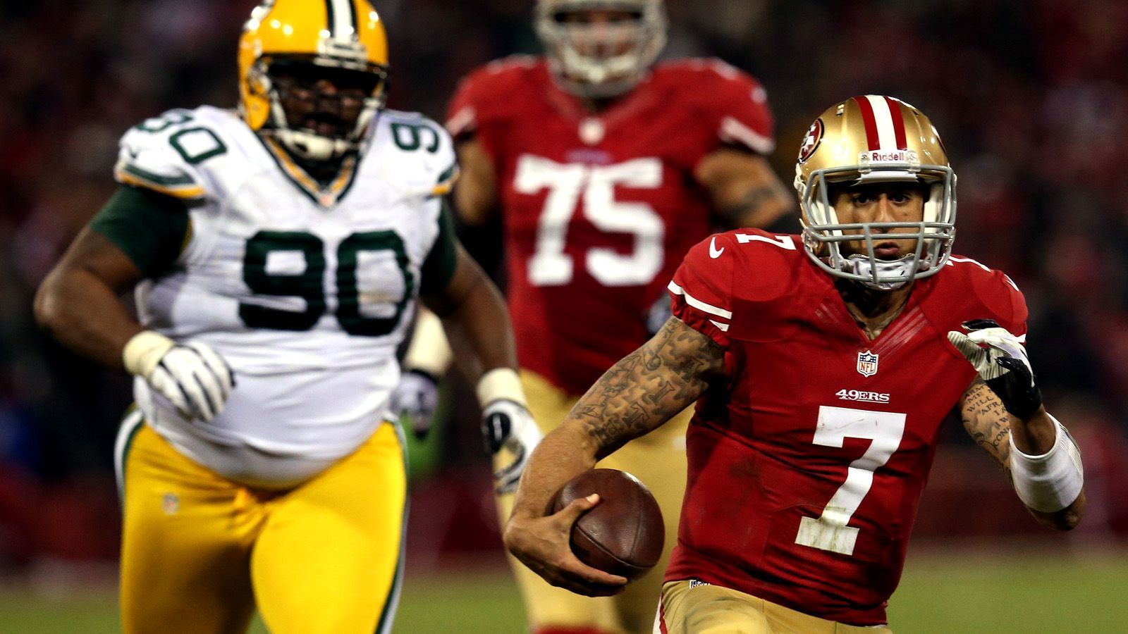 
                <strong>Green Bay Packers @ San Francisco 49ers (31:45, 12. Januar 2013, NFC Divisional Round)</strong><br>
                Es war Colin Kaepernicks erstes Playoff-Spiel - und was für eins! Der damals 25-Jährige schickte die Packers mit 424 Yards Raumgewinn und vier Touchdowns quasi im Alleingang nach Hause. Allein seine 181 Rushing Yards waren ein Quarterback-Rekord, nie zuvor erlief ein 49ers-Profi so viel Raumgewinn in einem Playoff-Spiel. Die offensiv ebenfalls überzeugenden Packers waren  an diesem Tag hoffnungslos verloren: In jedem Viertel brachten die Gastgeber das Ei mindestens einmal in die Endzone.
              