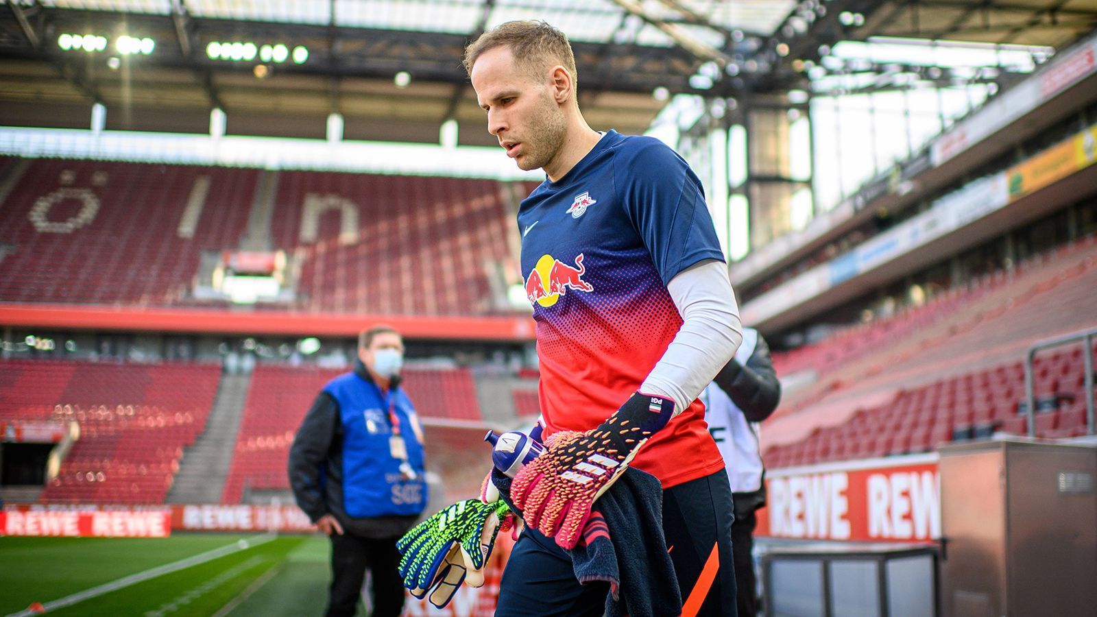 
                <strong>Tor: RB Leipzig</strong><br>
                Für Leipzigs Schlussmann Peter Gulacsi hätte das Duell mit dem BVB eine besonders pikante Note haben können. So soll ausgerechnet Finalgegner Dortmund an einer Verpflichtung des Ungarn interessiert gewesen sein. Doch die Bullen machten Nägel mit Köpfen und verlängerten Ende vergangener Woche den Vertrag mit dem Schlussmann langfristig bis 2025. Der 31-jährige Gulacsi ist seit Jahren Leipzigs unumstrittene Nummer eins und kassierte in der laufenden Spielzeit in 45 Pflichtspielen nur 45 Gegentore. 20-mal behielt er eine weiße Weste.
              