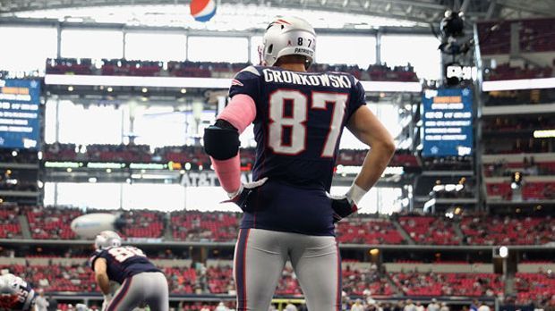 
                <strong>3. Rob Gronkowski (New England Patriots)</strong><br>
                3. Rob Gronkowski (New England Patriots) - Das "Monster" der Patriots verkauft eine riesige Menge an Trikots. Vor allem an der Ostküste ist das Jersey von Rob Gronkowski ein Verkaufsschlager. Der Tight End landet auf Platz drei und nach seiner Party-Boot-Tour in der Offseason gelangen wohl noch einige Jerseys mehr in die Kleiderschränke dieser Welt.
              