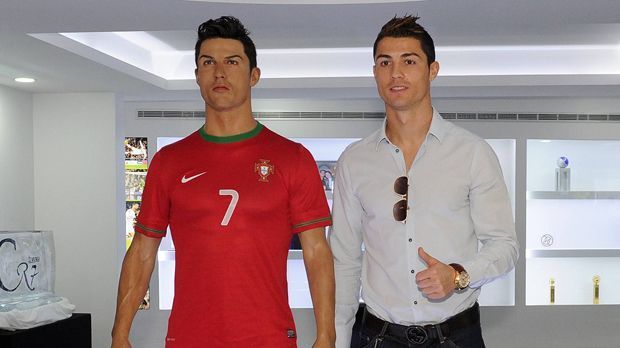 
                <strong>Cristiano Ronaldo</strong><br>
                Cristiano Ronaldo: Ehre, wem Ehre gebührt dachte sich wohl CR7, als er 2013 gleich ein eigenes Museum in seiner Heimatstadt Madeira eröffnet hat. Auf rund 400 Quadratmetern gibt es Auszeichnungen, Fußballschuhe, Trikots und eine Wachsfigur des Superstars zu bestaunen. Wie teuer das Projekt war, ist nicht bekannt. 
              