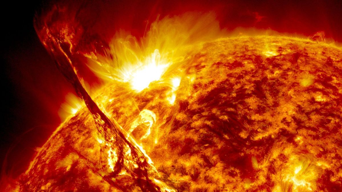 Das Fusionsfeuer in der Mitte der Sonne macht aus ihr einen brodelnden Vulkan 