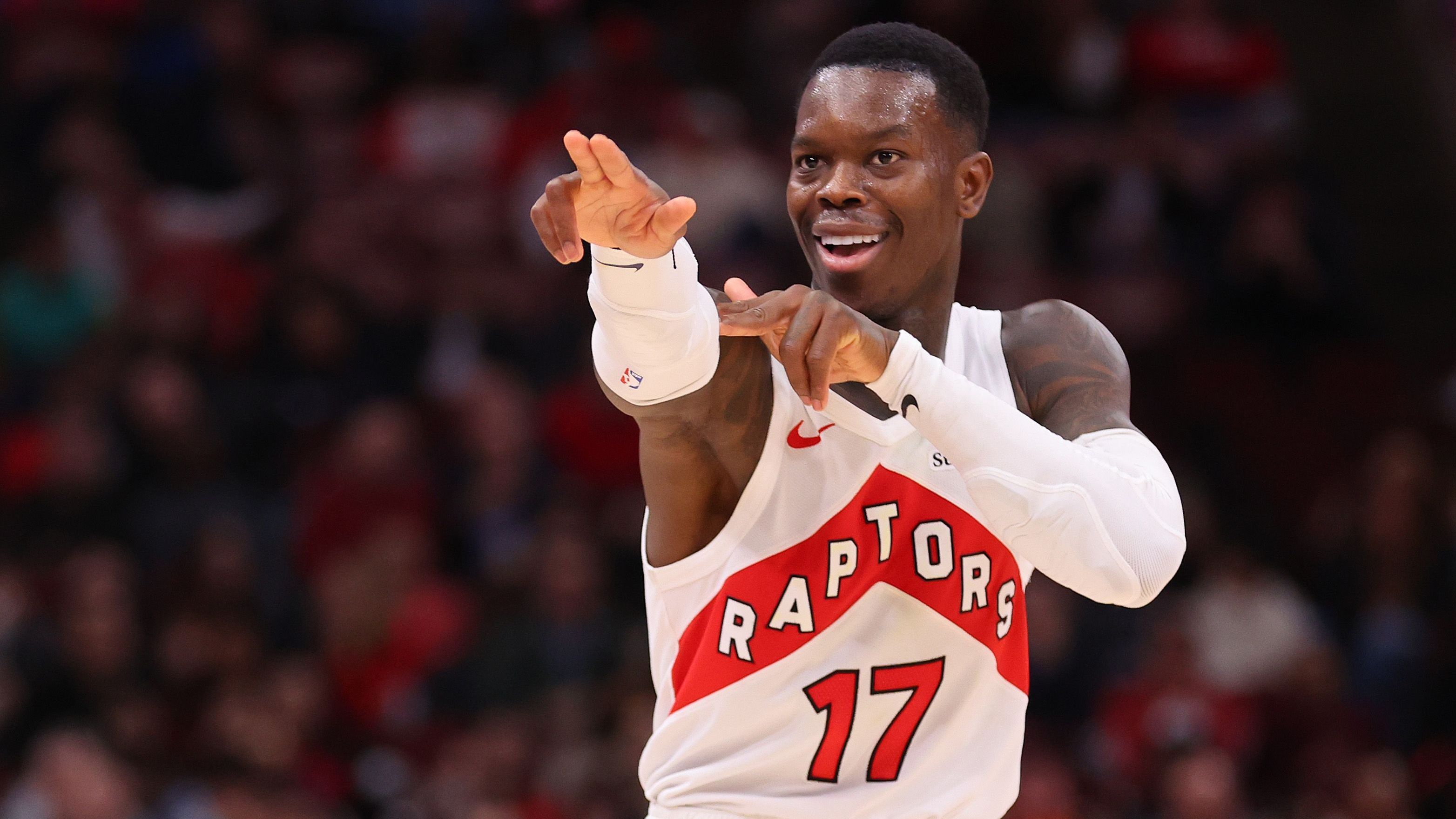 <strong>Dennis Schröder kickt in der Landesliga</strong><br>Der Basketball-Star witzelte im Gespräch mit der "Braunschweiger Zeitung": "Ich will mich ein bisschen fit halten." Zum Einsatz kam er auf dem linken Flügel, wo er "ein bisschen für Unruhe sorgen" sollte. Aus Zweikämpfen soll er sich weitestgehend herausgehalten haben, dafür brillierte er offenbar mit Schnelligkeit und gutem Ballgefühl.