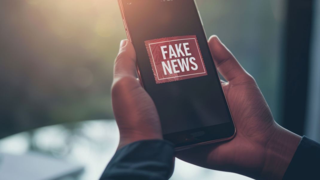 The Smartphone with Fake News