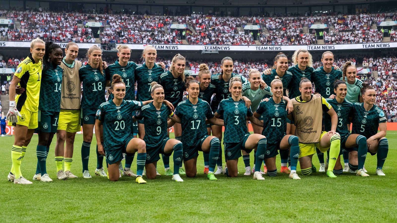 
                <strong>Zahlreiche EM-Heldinnen</strong><br>
                Ein Großteil der EM-Heldinnen vom Sommer spielt in der heimischen Liga und verteilt sich auf die drei Top-Vereine. Das sind: Merle Frohms, Kathrin Hendrich, Marina Hegering, Felicitas Rauch, Lena Lattwein, Lena Oberdorf, Svenja Huth, Jule Brand, Alexandra Popp, Tabea Waßmuth (alle VfL Wolfsburg), Sophia Kleinherne, Sara Doorsoun, Laura Freigang, Nicole Anyomi (alle Eintracht Frankfurt), Giulia Gwinn, Sydney Lohmann, Linda Dallmann, Lina Magull und Lea Schüller (alle FC Bayern München).
              