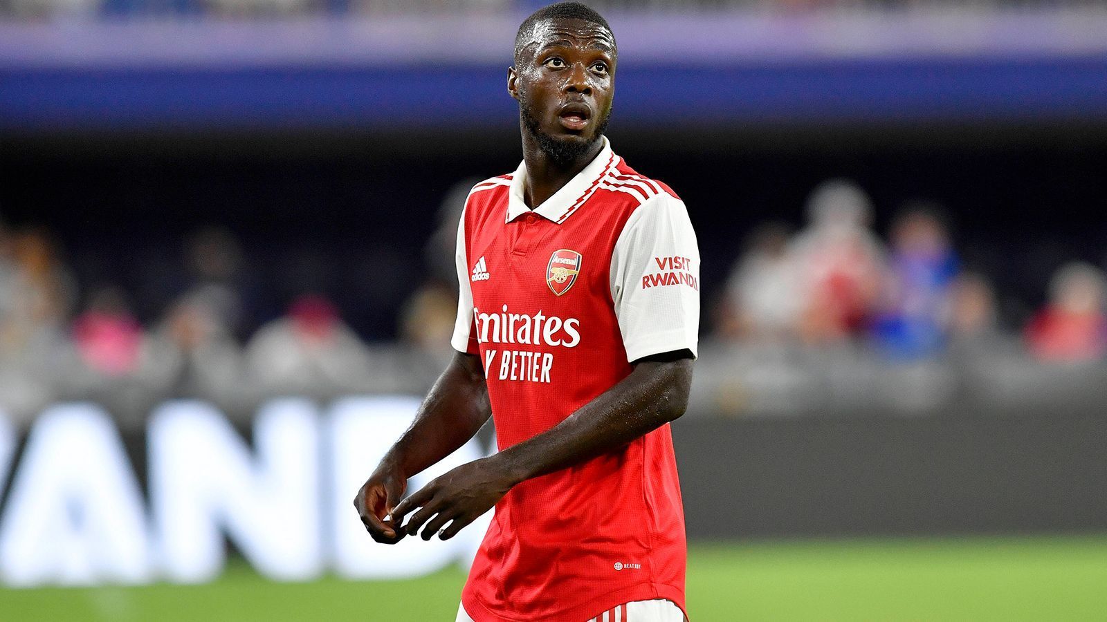 
                <strong>Nicolas Pepe</strong><br>
                Um die 80 Millionen Euro haben die "Gunners" im Sommer 2019 für Nicolas Pepe ausgegeben - Rekord. Wohl eine sehr teure Fehlinvestition – denn der 27-jährige lieferte nicht wie erwartet und erhofft ab. Derzeit ist er an OGC Nizza in die erste französische Liga ausgeliehen, wo er deutlich besser zurecht kommt. Der Leihvertrag läuft zum Ende dieser Saison aus und Arsenal ist bereit, den Millionen-Mann ganz ziehen zu lassen. Allerdings ist sein Marktwert drastisch gesunken und Nizza hat zwar offenbar an einer dauerhaften Verpflichtung Interesse, wird wohl aber keine so hohe Ablösesumme zahlen wollen. Arsenal rechnet offenbar schon damit, ein Teil des acht Millionen teuren Gehalts zu übernehmen. Pepes Vertrag bei Arsenal läuft im Sommer 2024 aus.
              