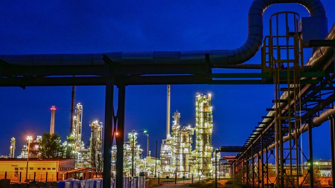 Die Erdöl-Raffinerie im brandenburgischen Schwedt wird bisher mit russischem Öl versorgt und muss nun für Ersatz sorgen