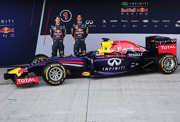 
                <strong>Red Bull RB10</strong><br>
                Der neue Red Bull sieht ganz normal aus - wenn da nicht dieses merkwürdige schwarze Teil vor dem Frontflügel wäre.
              